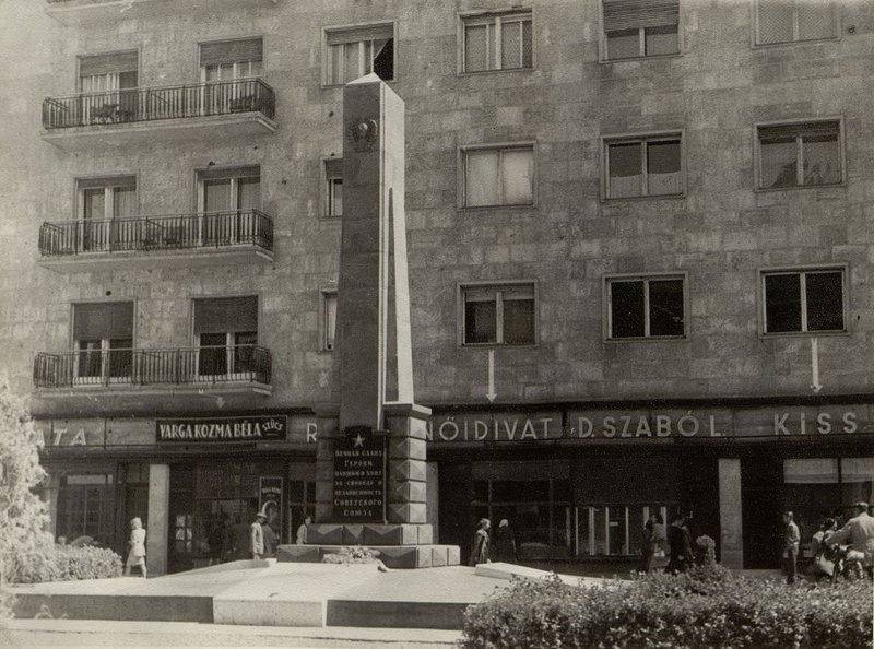 Фотография: Памятник-монумент (8 район)
