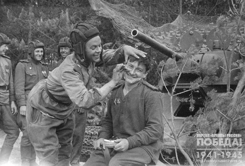 Парикмахерская у танка одной из частей 2-го Прибалтийского фронта