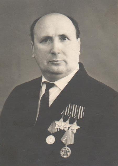 Полный кавалер орденов Славы.