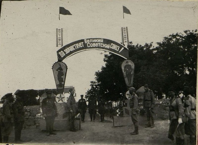 Фотография: Центральный вход на выставку