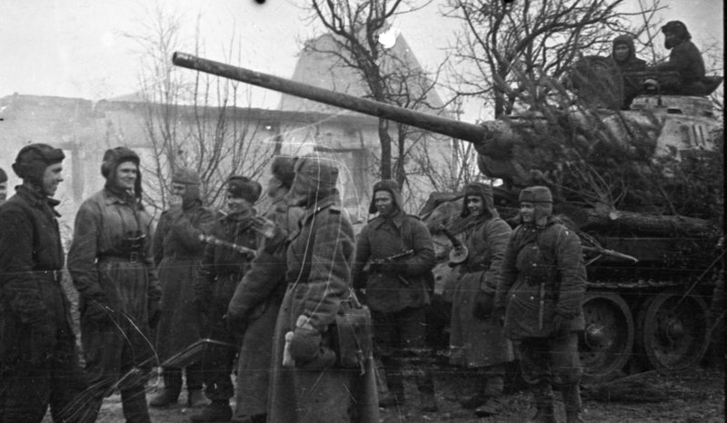 «1-й Украинский Фронт. Танкисты общаются с пехотинцами у танка Т-34-85.»