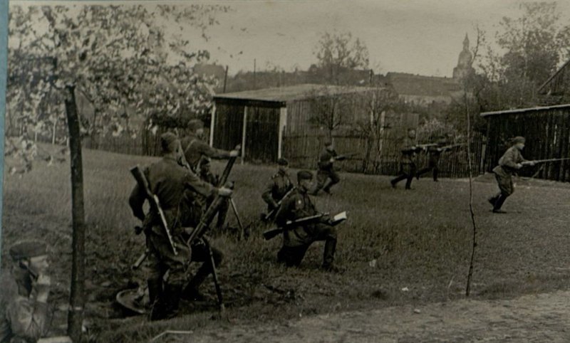 Фотография: Стрелки и минометчики 338 стрелкого полка 172 стрелковой дивизии врываются в гор. Виттенберг