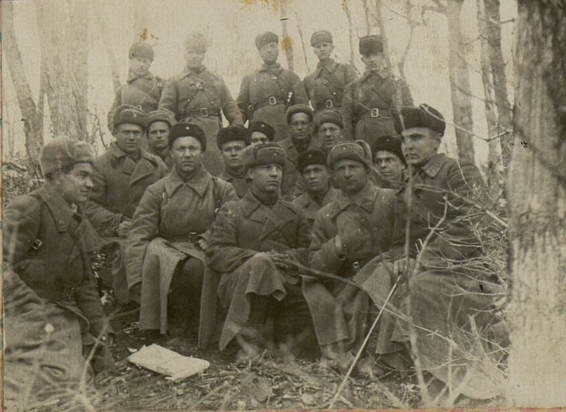 Фотография: Агитатор полка майор Михайлющенко С.Г. проводит беседу со средним командирским составом по истории полка.