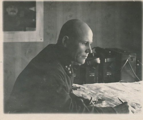 Генерал-полковник И.С. Конев (сидит за столом)