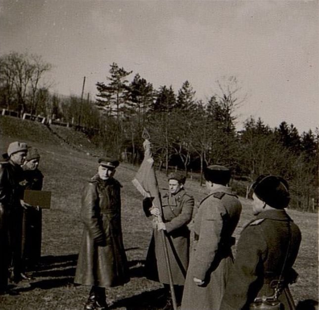 Фотография: 4 марта 1945 г. Харшакаля (район г. Будапешт). Командующий войсками 46 армии герой Советского Союза генерал-лейтенант Петрушевский вручает Красные знамена батальонам