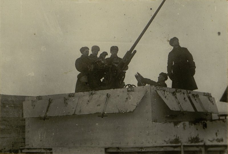Фотография: Орудийный расчет у 37 мм. пушки образца 1939 г. в бронеплощадке ПВО-4