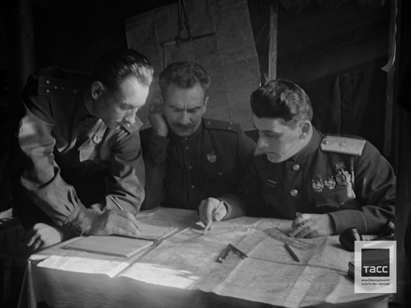 General Gleb Baklanov (on the right) in the division command post. Stalingrad