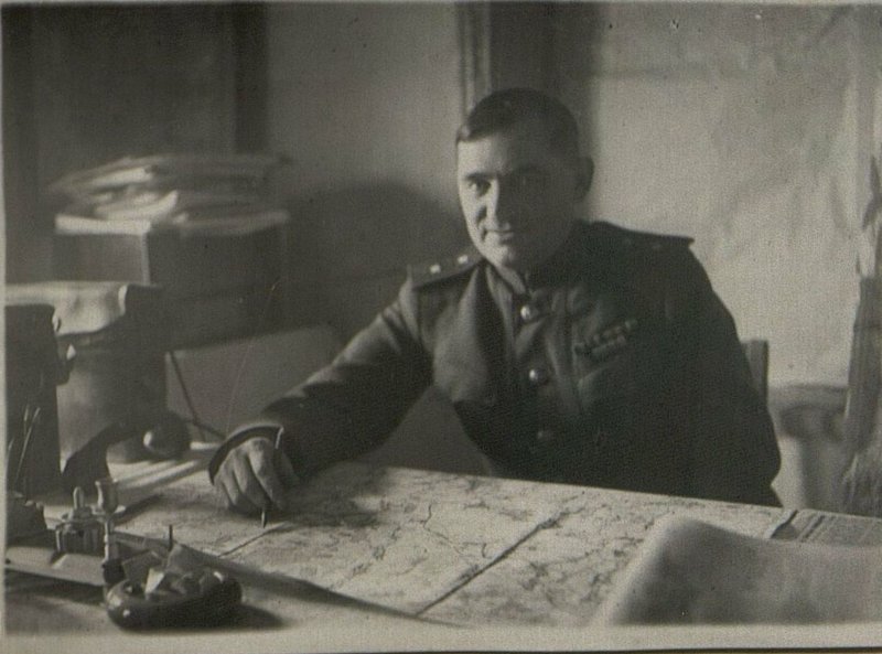 Image: Guards Lieutenant General Zhadov during the development of the operation