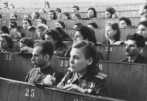 Первая после окончания войны лекция в Большой аудитории МГУ. 1945