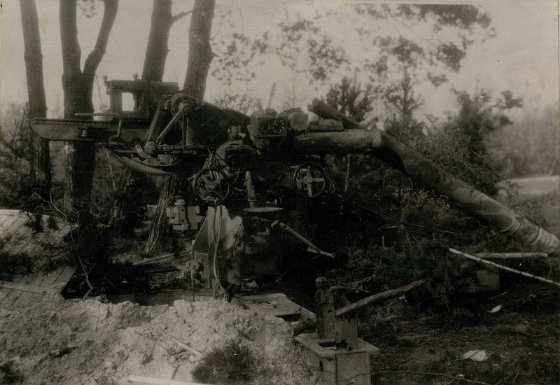 Фотография: 105 м/м орудие уничтоженное в районе г. Форст. 20.4.45 г.
