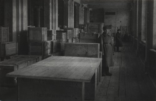 «Государственная Третьяковская галерея в эвакуации. Прибытие картин в ящиках в Новосибирск.»