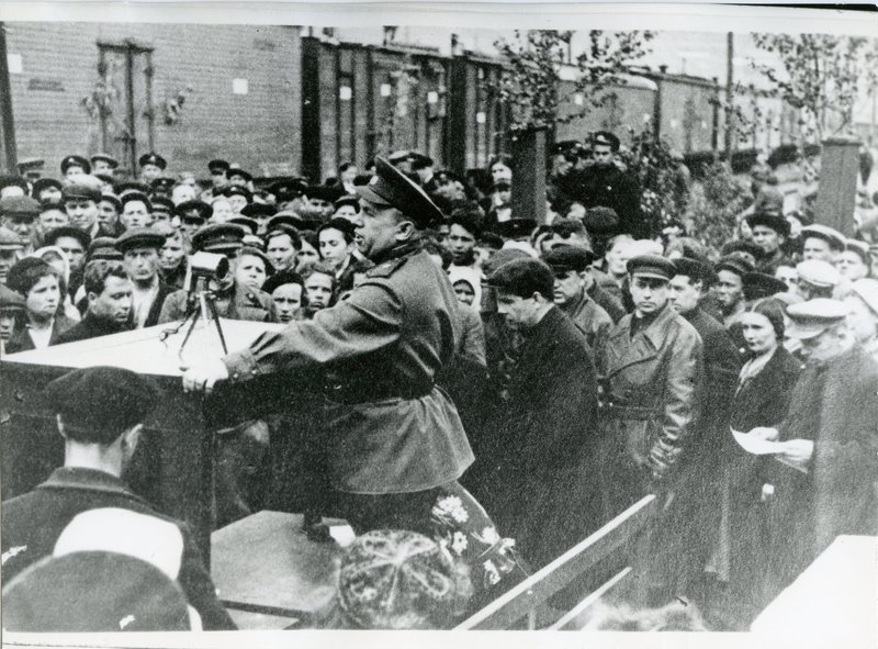 Первый секретарь Мурманского обкома ВКП (б) М.И. Старостин выступает на митинге.