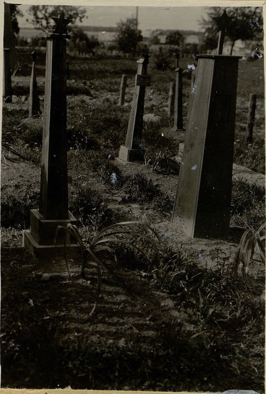 Image: Military burial of an unknown soldier, Shchuchin, north-western outskirts (Left side)