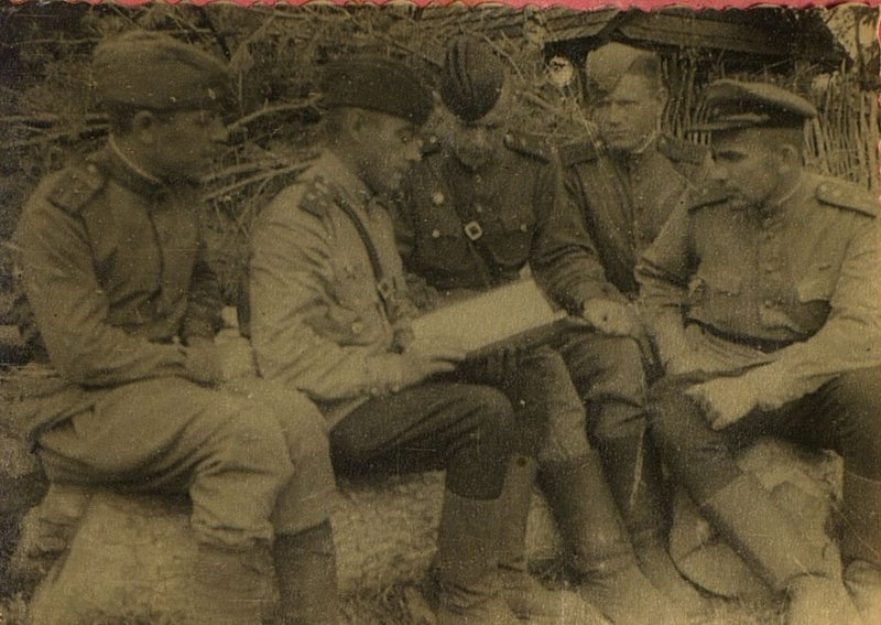 Фотография: Парторг батальона Старший лейтенант Звонцов С. И. в боевой обстановке проводит беседу с вновь вступающими в Партию