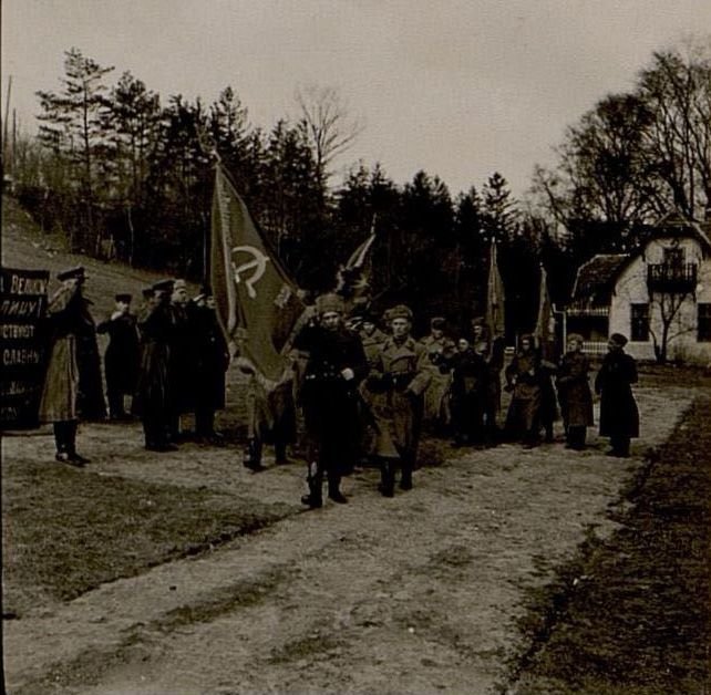 Фотография: 4 марта 1945 г. Харшакаля (район г. Будапешт). Командующий войсками 46 армии герой Советского Союза генерал-лейтенант Петрушевский вручает Красные знамена батальонам