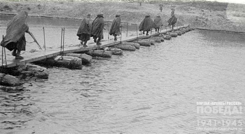 Soldiers of Lieutenant Shemyak's unit cross the water obstacle
