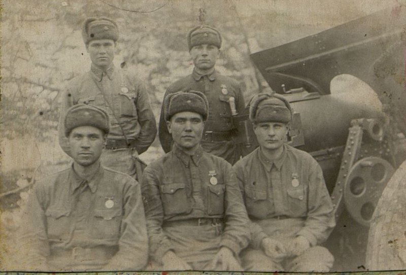 Фотография: Группа медаленосцев 5-й батареи: (1-й ряд слева направо) Красноармеец Личман; сержанты - Карамнов; Кабанов; (2-й ряд слева направо) сержант Герасев и старший сержант Яковлев