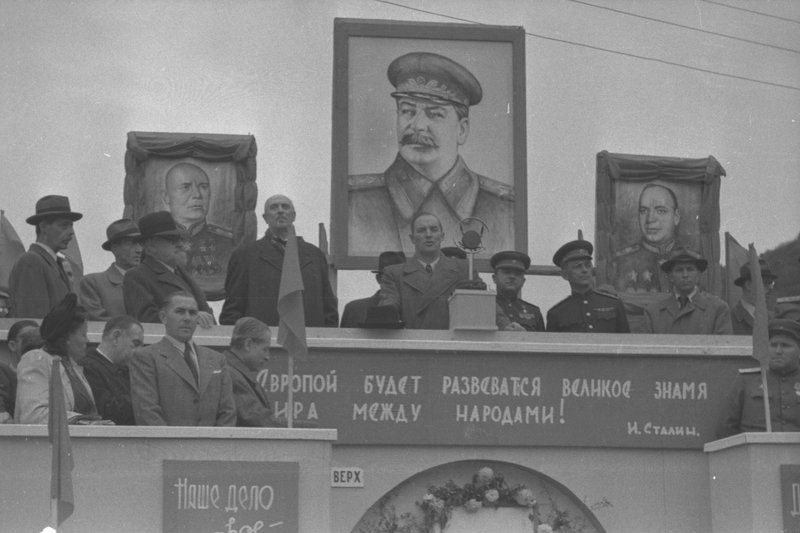 «Митинг, посвящённый победе над фашистской Германией. На трибуне представители магистратуры города.»