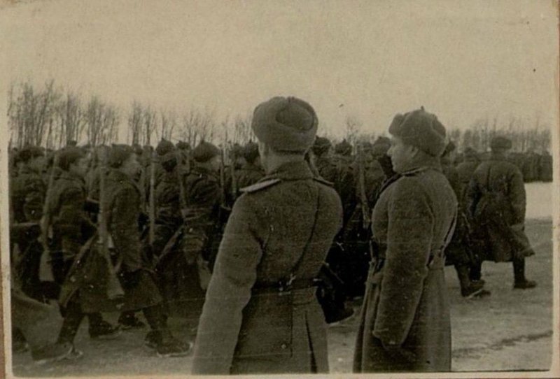Фотография: Вручение Красного Знамени части Командующим Южно - Уральским военным округом Генерал-полковником товарищем Рейтер