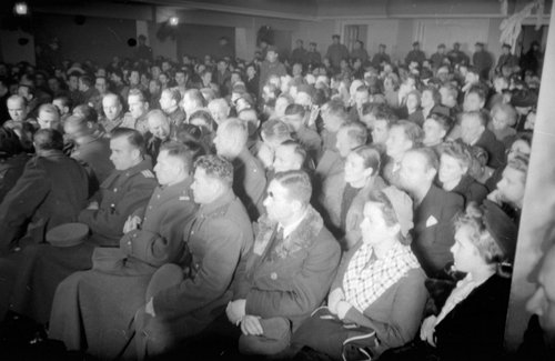 Вид зала суда во время судебного процесса над военными преступниками-участниками злодеяний в концлагере Майданек