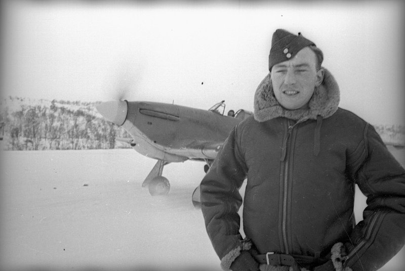 Английский летчик Хоу Уорд у «Харрикейна». Кольский п-ов