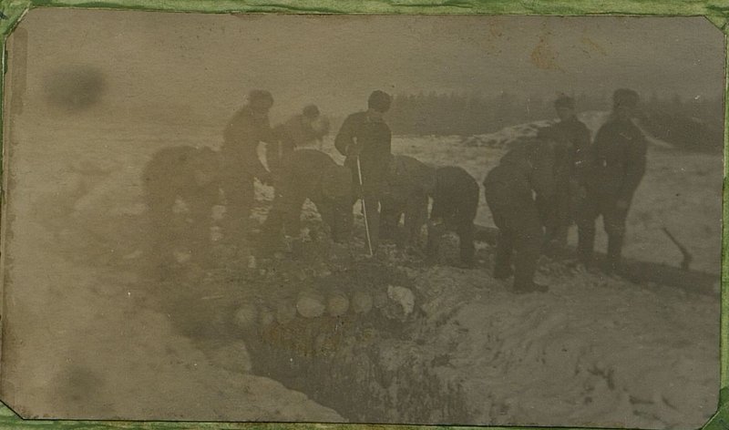 Фотография: Капитан Гилка на маскировке ДЗОТа с отделением старшего сержанта Федорова