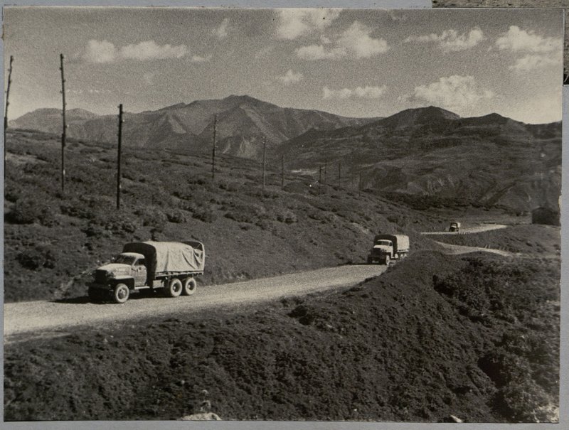 Фотография: Альбом "История 28 автомобильного полка, 1943-1944 гг."