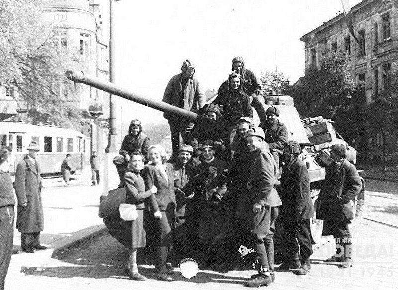 Soviet troops on the streets of liberated city  Vienna