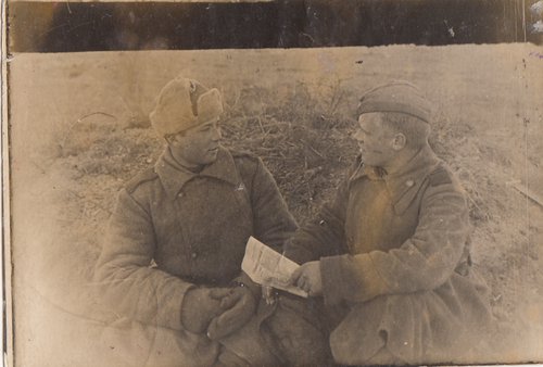 В минуту затишья за чтением газеты. 1944 год