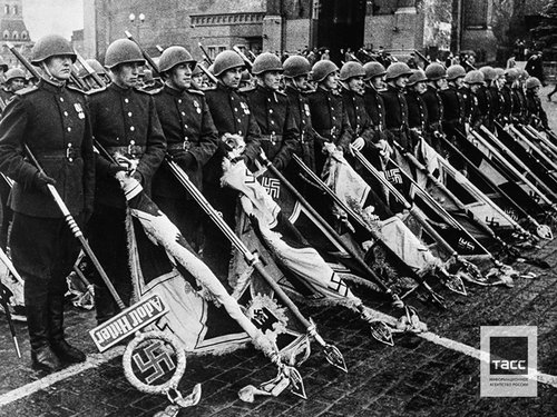 Советские солдаты с опущенными немецкими знаменами во время Парада Победы. Москва, июнь 1945 г.