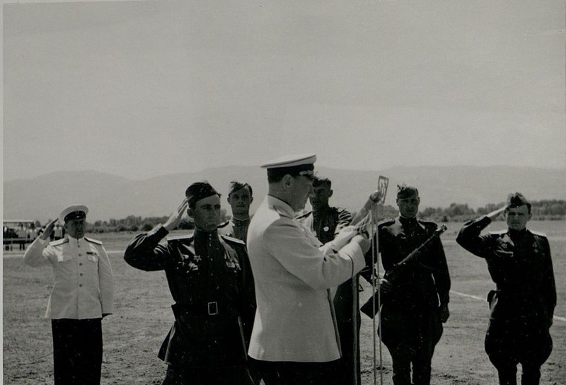 Фотография: Вручение боевых знамен и орденов частям армии