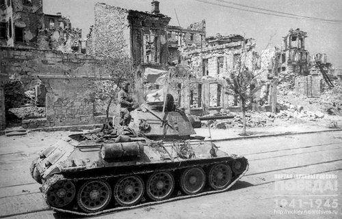 Советские танки на улице Ленина. г. Севастополь, 1944 г.