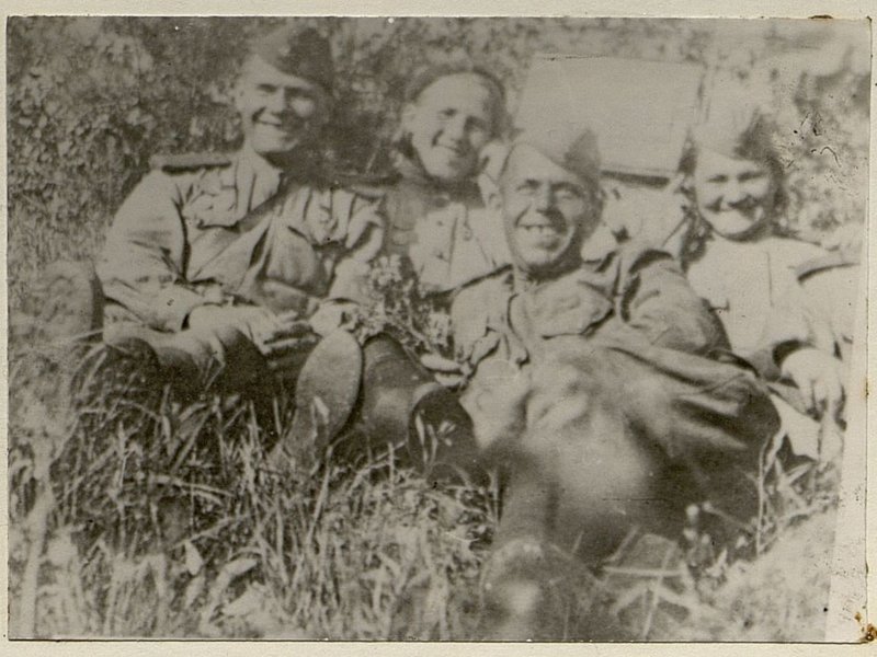 Фотография: Радисты 2-го дивизиона, в центре начальник радиостанции гвардии сержант Перцев А.Н.