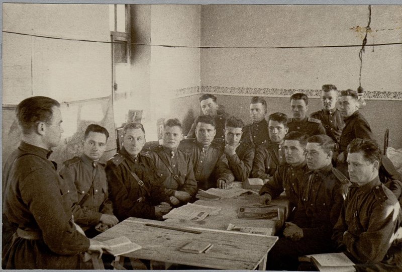 Image: Study of the statutes. A lesson with the platoon commander is conducted by Senior Lieutenant Antonyev