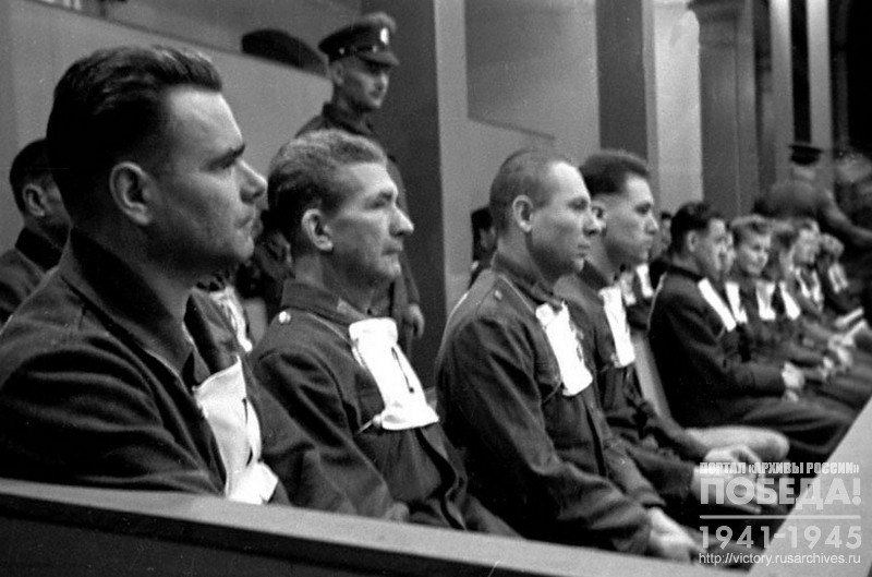 Немецкие преступники из концлагеря в Бельзене начальник концлагеря И. Крамер, главный доктор концлагеря Ф. Клейн, начальник барака П. Вейнгарт и Г. Крафт на скамье подсудимых во время Нюрнбергского процесса