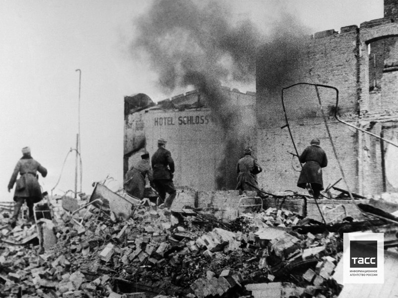 Soviet submachine gunners under the leadership of Lieutenant A. Asonychev during the battle for the village to the South-East of the city of Konigsberg