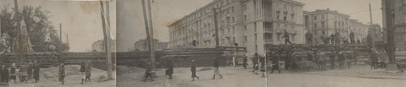 Строительство баррикады на улице Стачек.