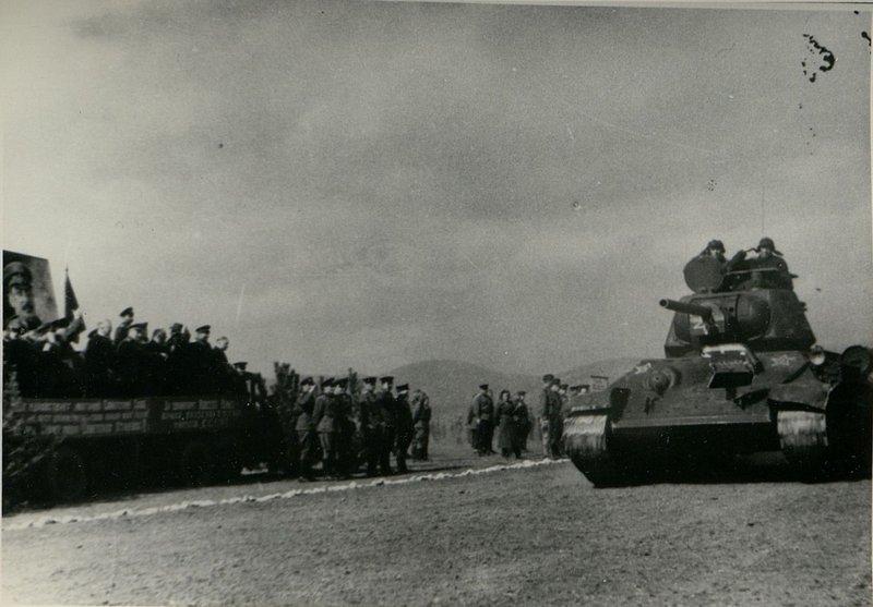 Фотография: Генерал-полковник товарищ Бюрюзов вручает ордена Советского Союза болгарским генералам и офицерам