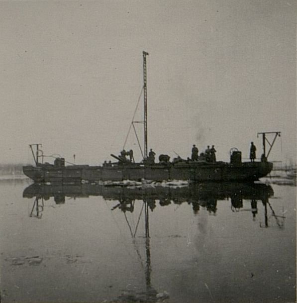 Image: Installation of pile drivers on the pontoon "Krupp"