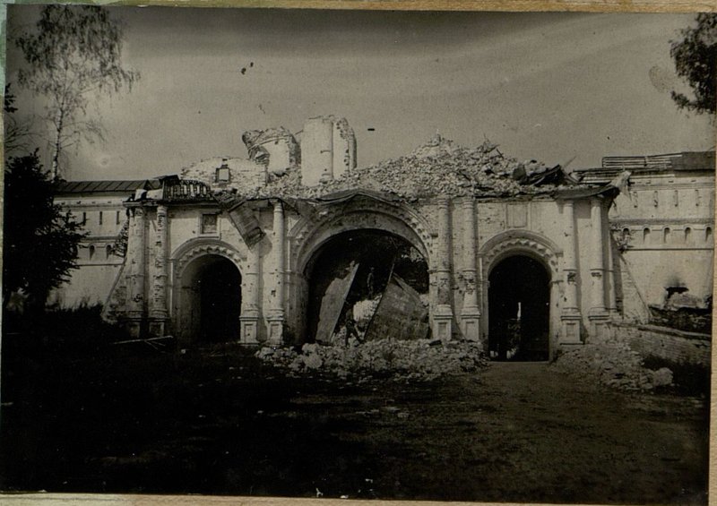 Фотография: Разминирование Ново-Иерасулимского монастыря разрушенного фашисткими ордами в период их Разгрома под Москвой