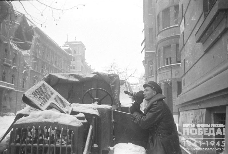 Лауреат Сталинской премии кинооператор А.А. Лебедев во время проведения съемки уличного боя в г. Будапеште