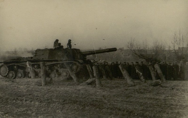 Фотография: Генерал-лейтенант Козлов и генерал-майор Воронов осматривают боевую технику