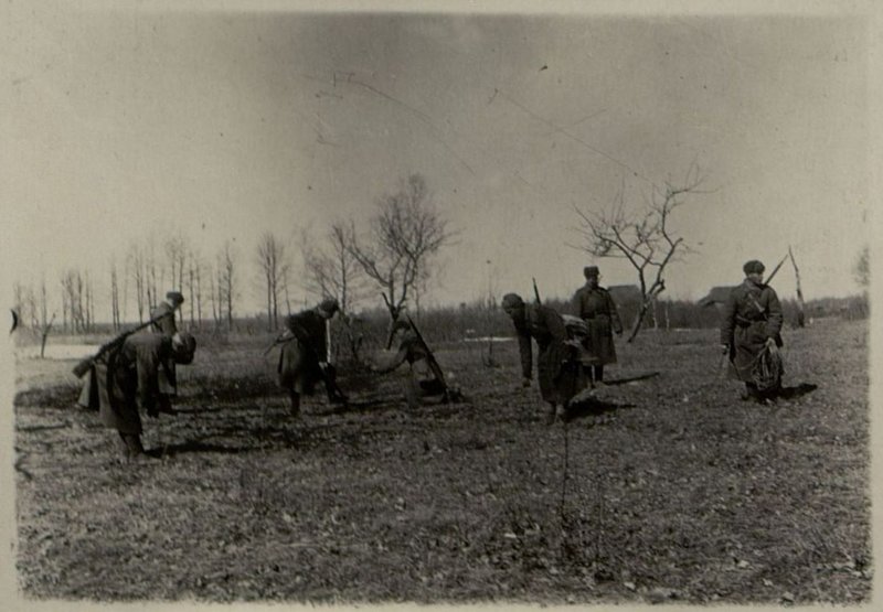 Image: Sergeant Zotov's squad sets up a minefield