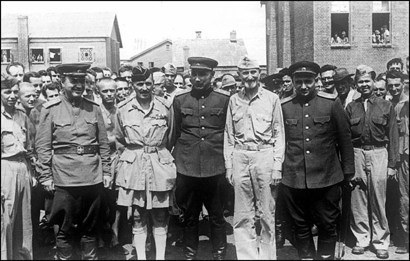 Советские генералы А.Н.Тевченко, А.Д.Притула, Г.Л.Туманян среди солдат и офицеров союзных армий, находившихся в плену у японцев
