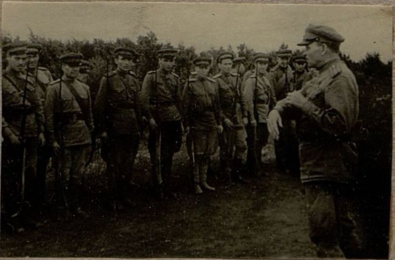 Image: The regiment commander introduces the officers to the topic of the lesson