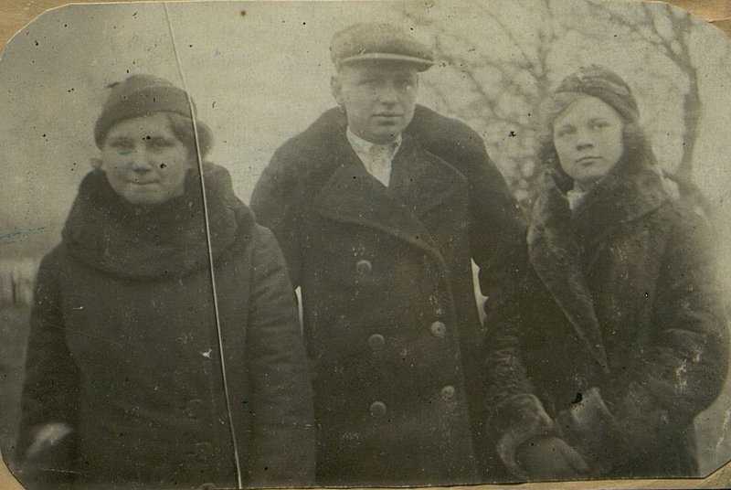 Фотография: Павел Морозов со своими сестрами в день призыва в Красную Армию. Апрель месяц 1942 года
