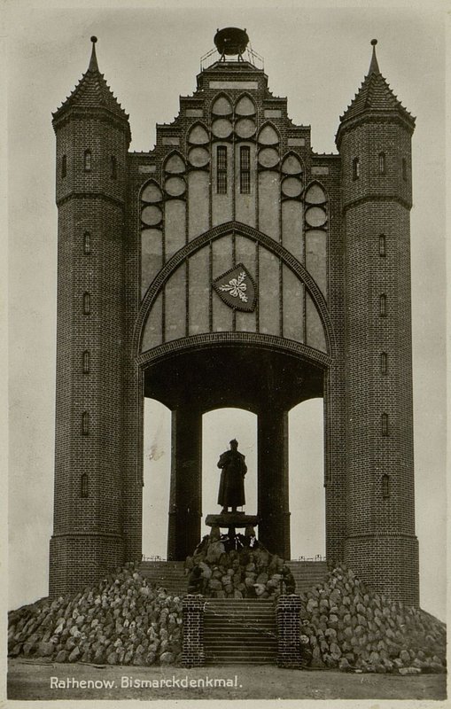Фотография: г. Ратенов. Памятник Бисмарку