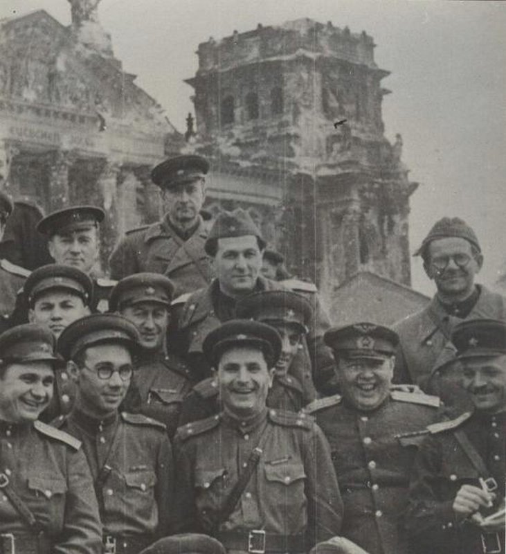 В День печати у Рейхстага. Корпус наших корреспондентов. 1945 г.