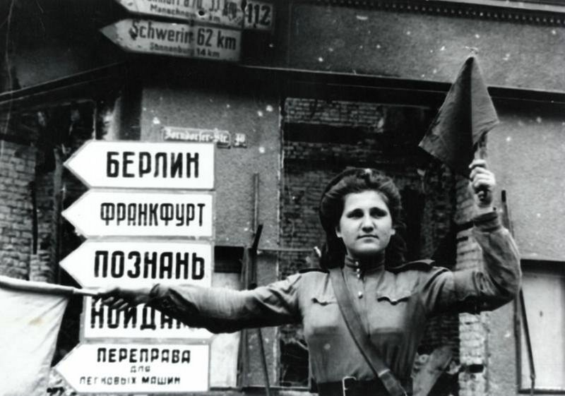 Регулировщица. На Берлинском направлении у реки Одер. Кюстрин