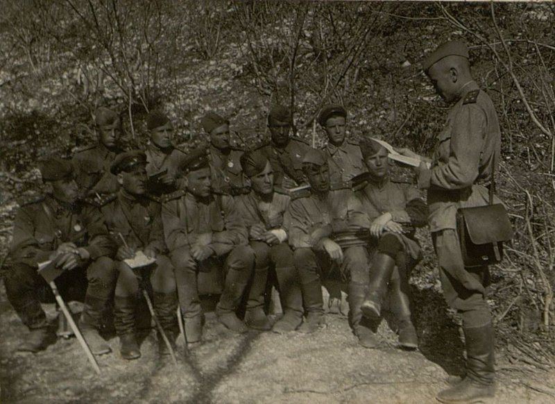 Фотография: Агитатор полка Старший лейтенант Сторожко И.И. выступает на совещании политсостава с докладом: "О недостатках в агитационно-пропагандистской работе по реализации приказа товарища Сталина № 195".